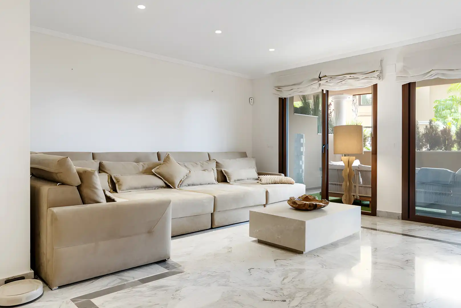 Wohnzimmer von Erdgeschoss zum Verkauf in Marbella mit Klimaanlage, Terrasse und Schwimmbad