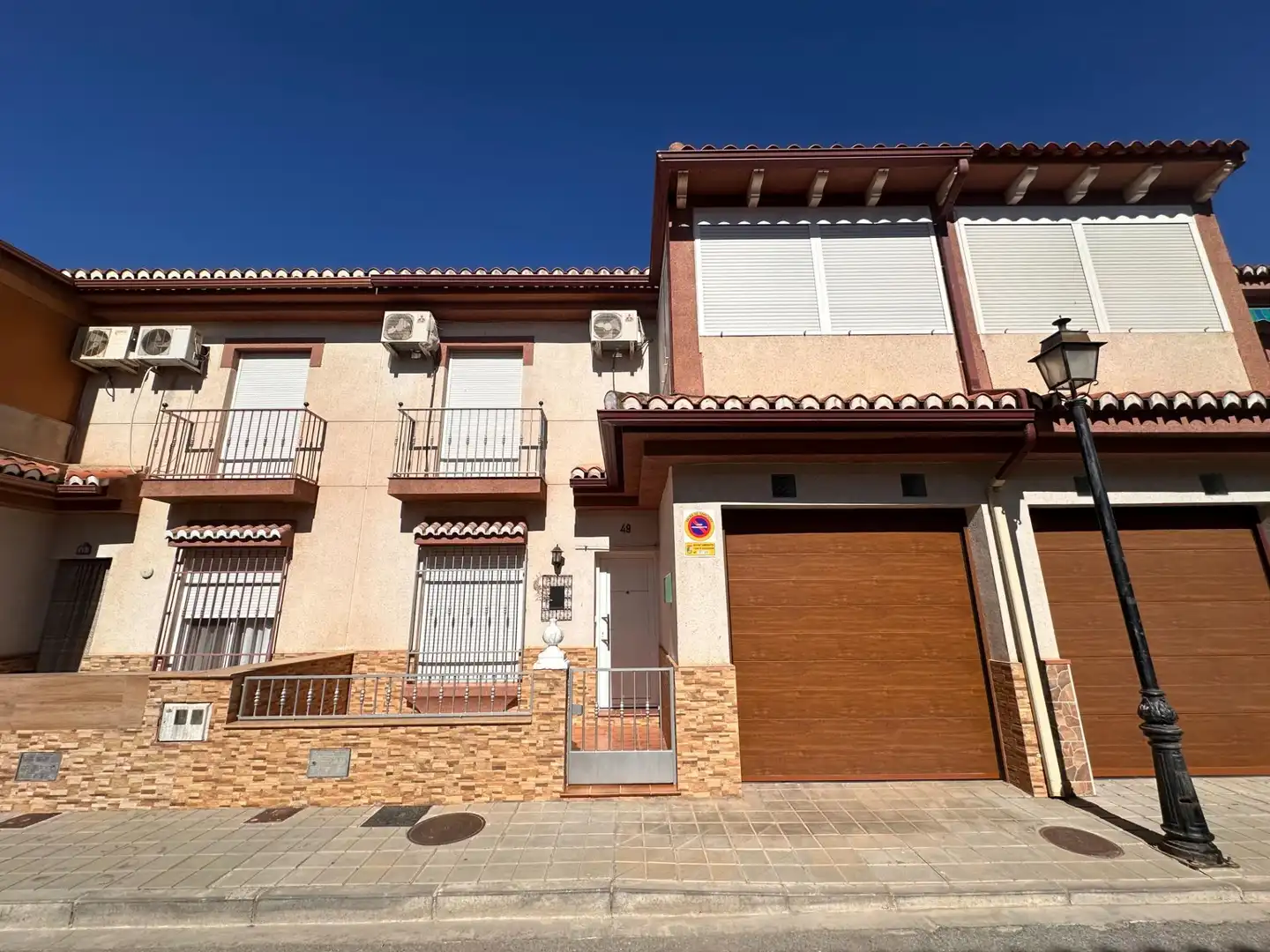 Vista exterior de Casa adosada en venta en Fuente Vaqueros con Aire acondicionado, Calefacción y Terraza