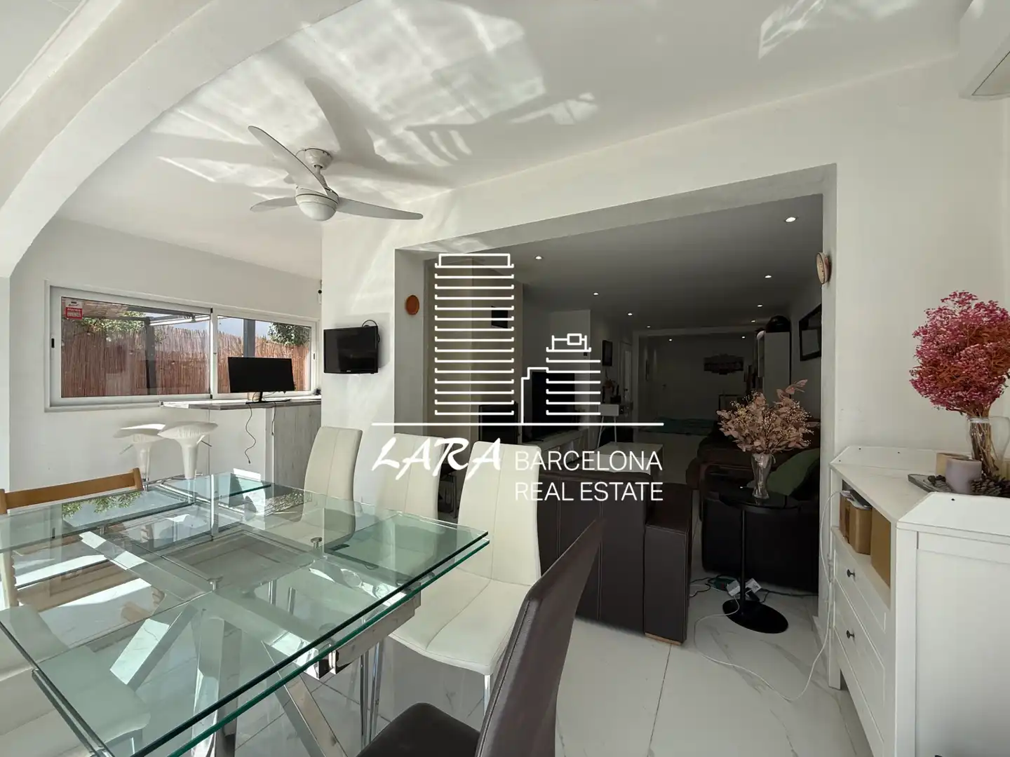 Sala d'estar de Casa adosada en venda en Castelldefels amb Aire condicionat, Jardí privat i Terrassa