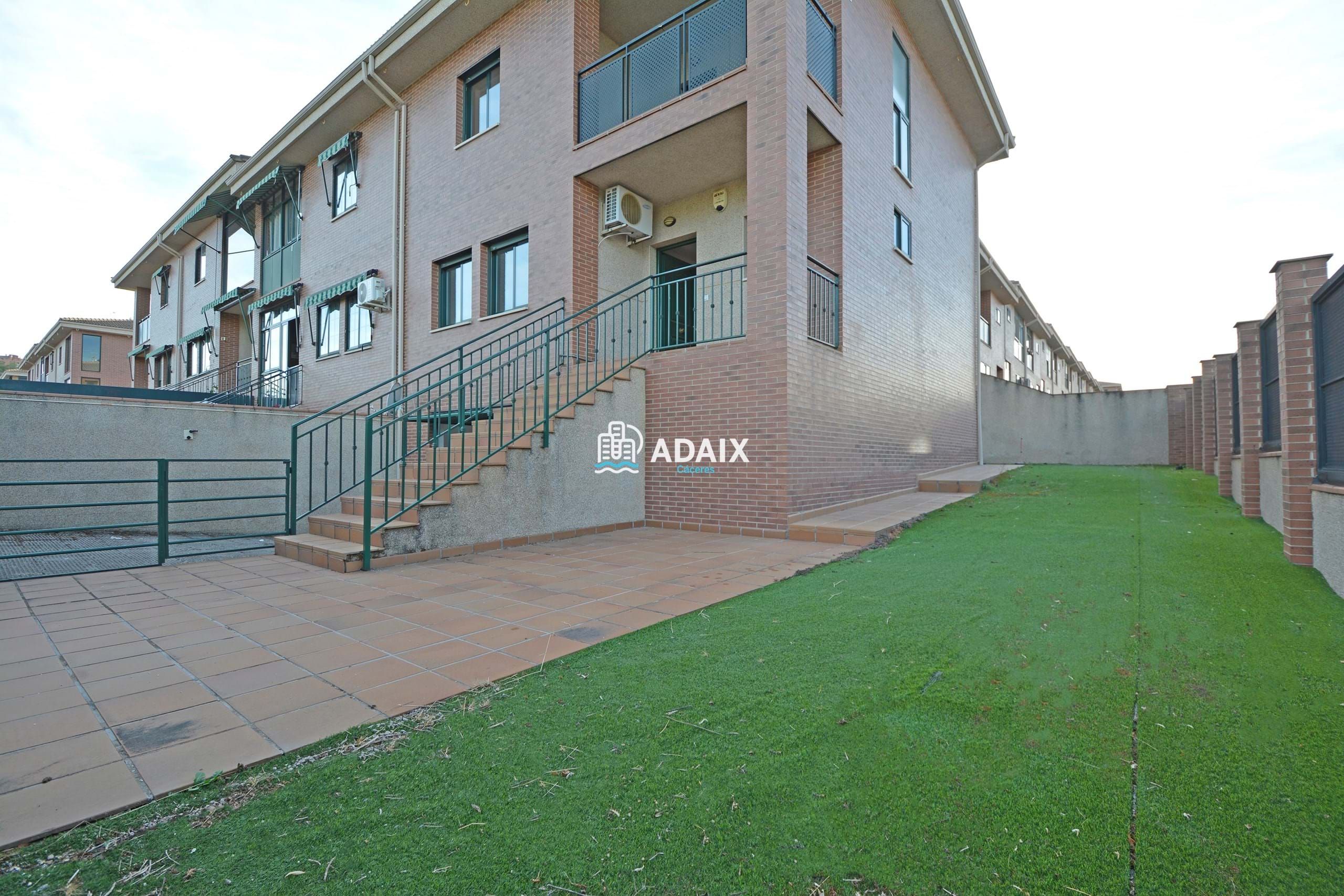 Vista exterior de Casa o xalet en venda en Cáceres Capital amb Aire condicionat, Calefacció i Terrassa