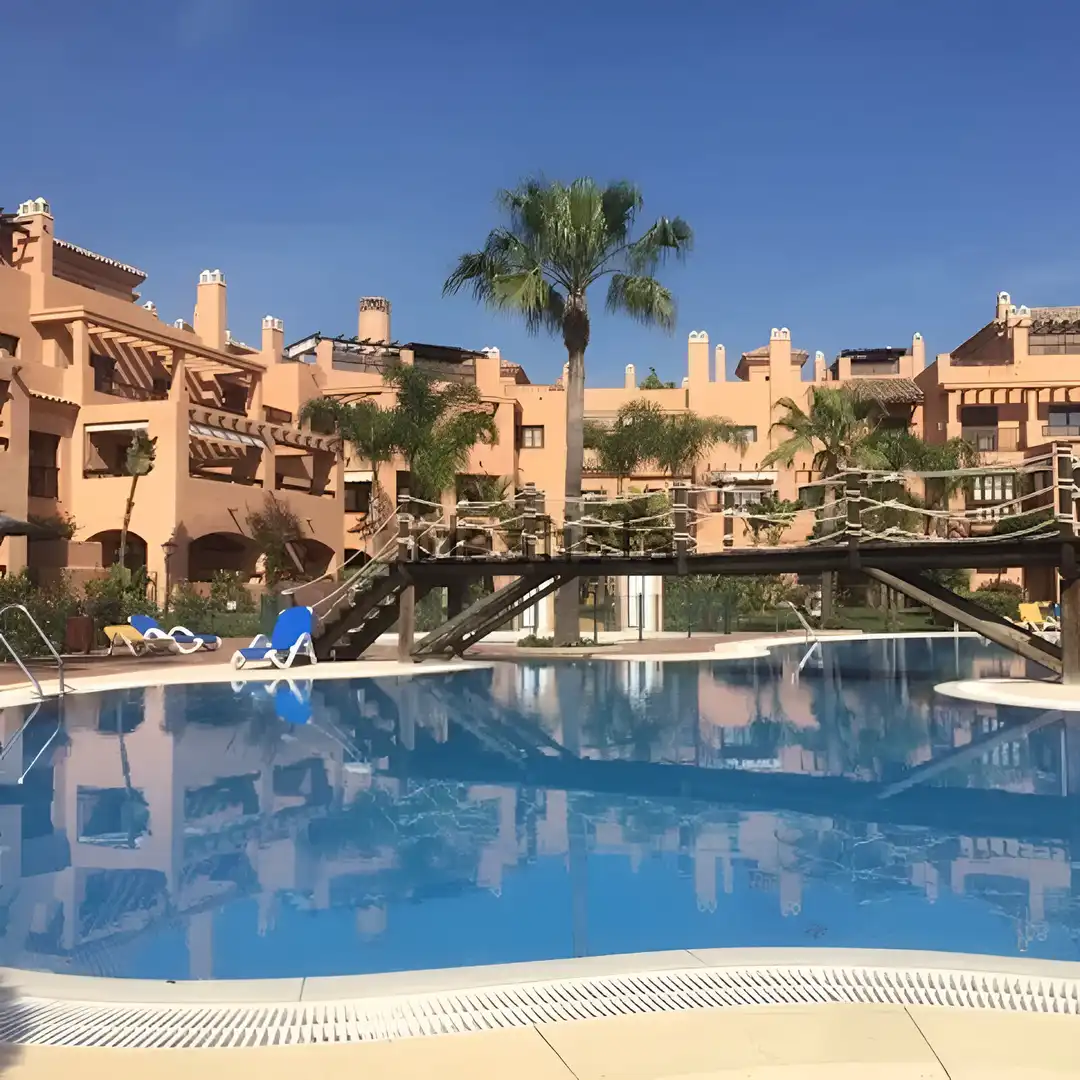 Außenansicht von Erdgeschoss zum Verkauf in Estepona mit Klimaanlage, Terrasse und Abstellraum