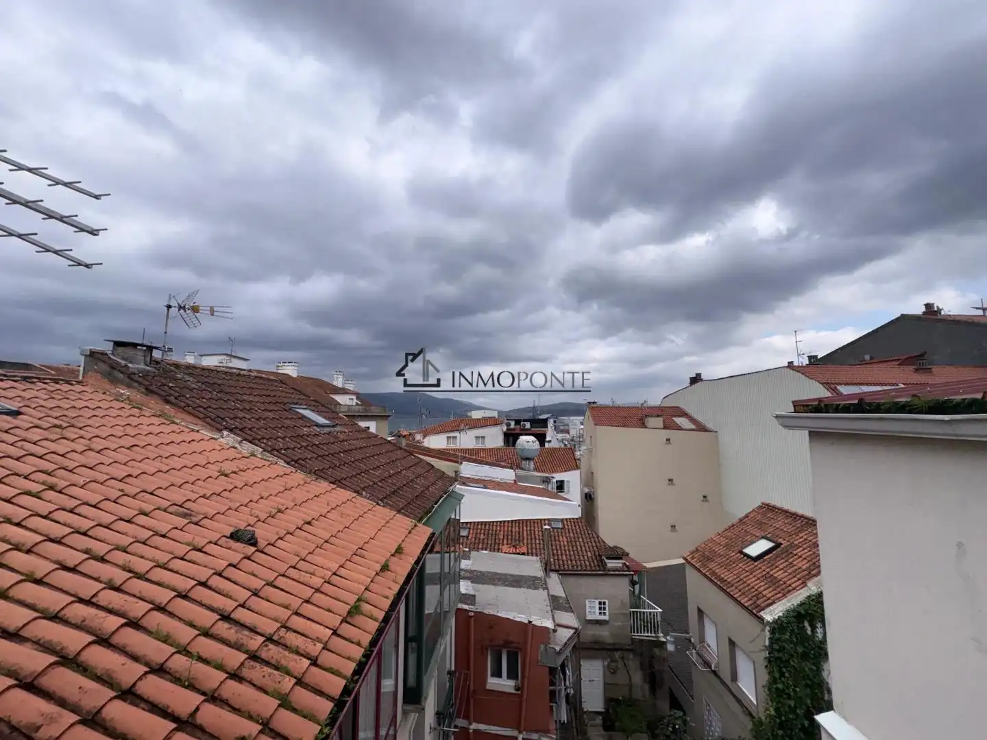 Vista exterior de Casa adosada en venda en Marín amb Terrassa