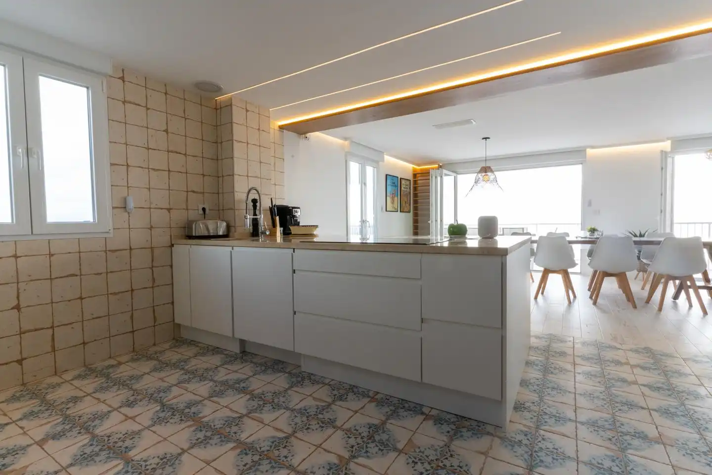 Küche von Wohnung zum Verkauf in Santa Pola mit Klimaanlage, Heizung und Terrasse