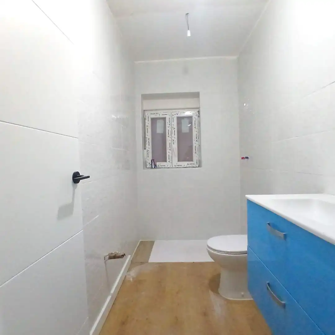 Baño de Apartamento en venta en San Andrés del Rabanedo con Parquet y Trastero