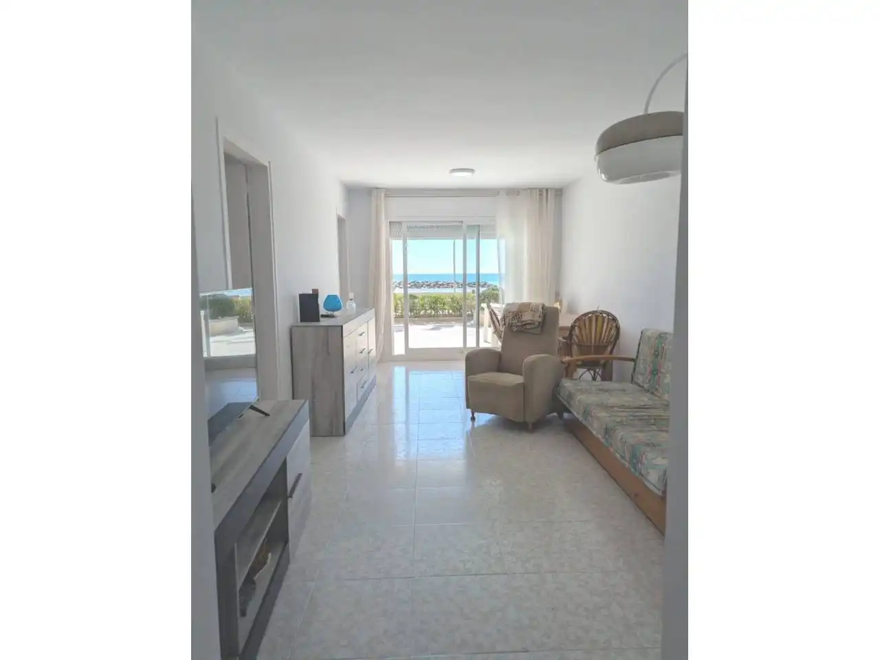 Sala de estar de Piso de alquiler en Vilanova i la Geltrú con Jardín privado, Terraza y Amueblado