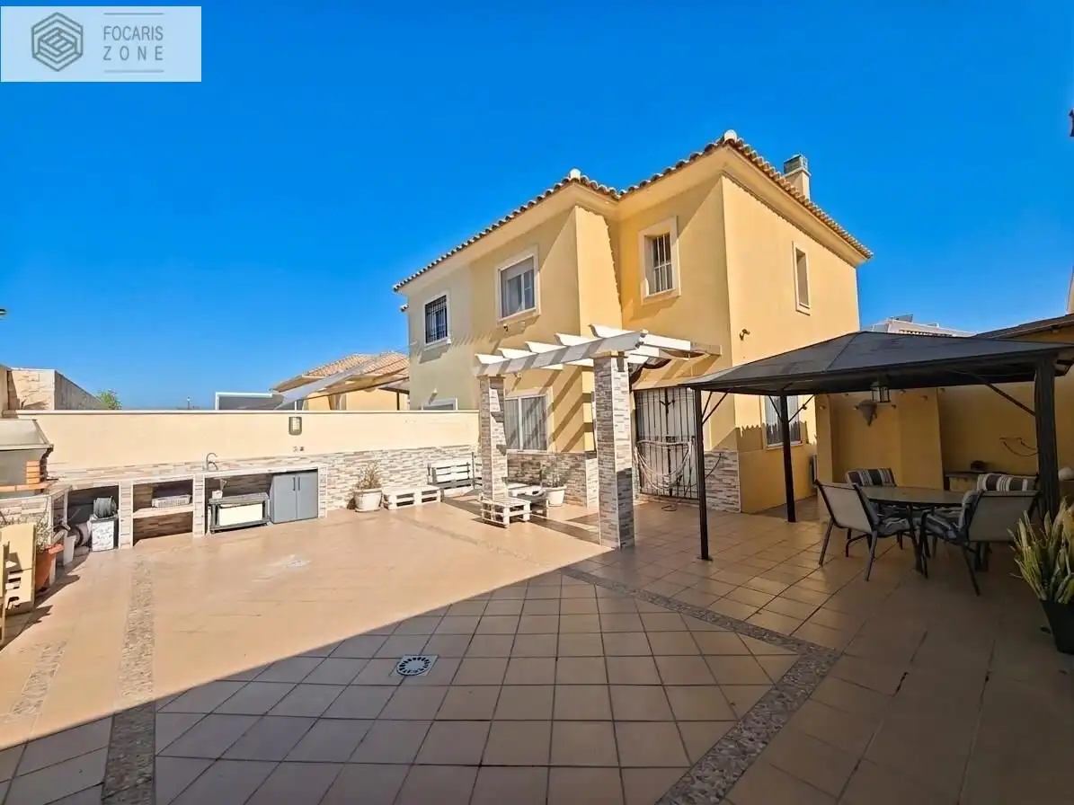 Vista exterior de Casa adosada en venda en Málaga amb Aire condicionat, Calefacció i Jardí privat