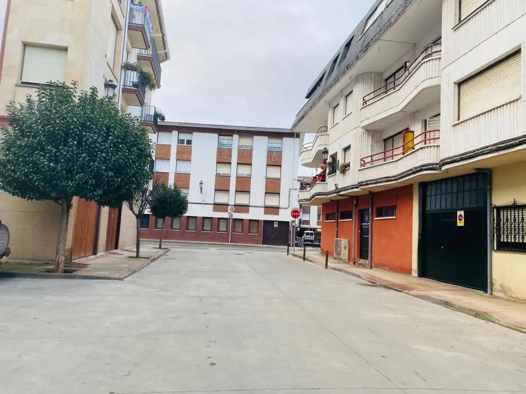 Parking de Piso de alquiler en Ezcaray con Calefacción, Terraza y Balcón