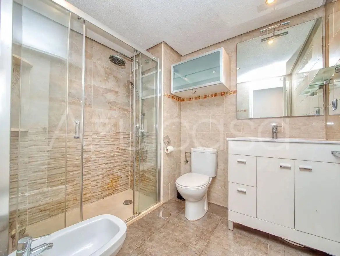 Badezimmer von Wohnung zum Verkauf in Sant Joan d'Alacant mit Klimaanlage, Terrasse und Gemeinschaftspool