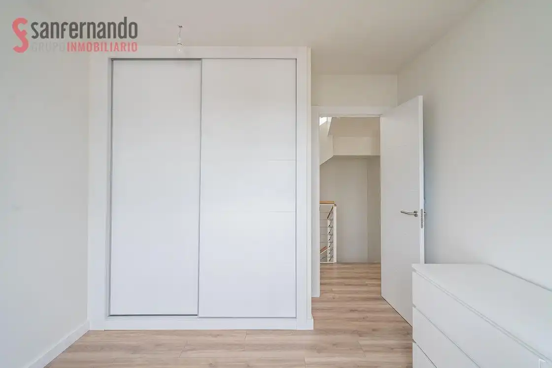 Habitación de Casa adosada en venta en Santa Cruz de Bezana con Calefacción, Jardín privado y Terraza