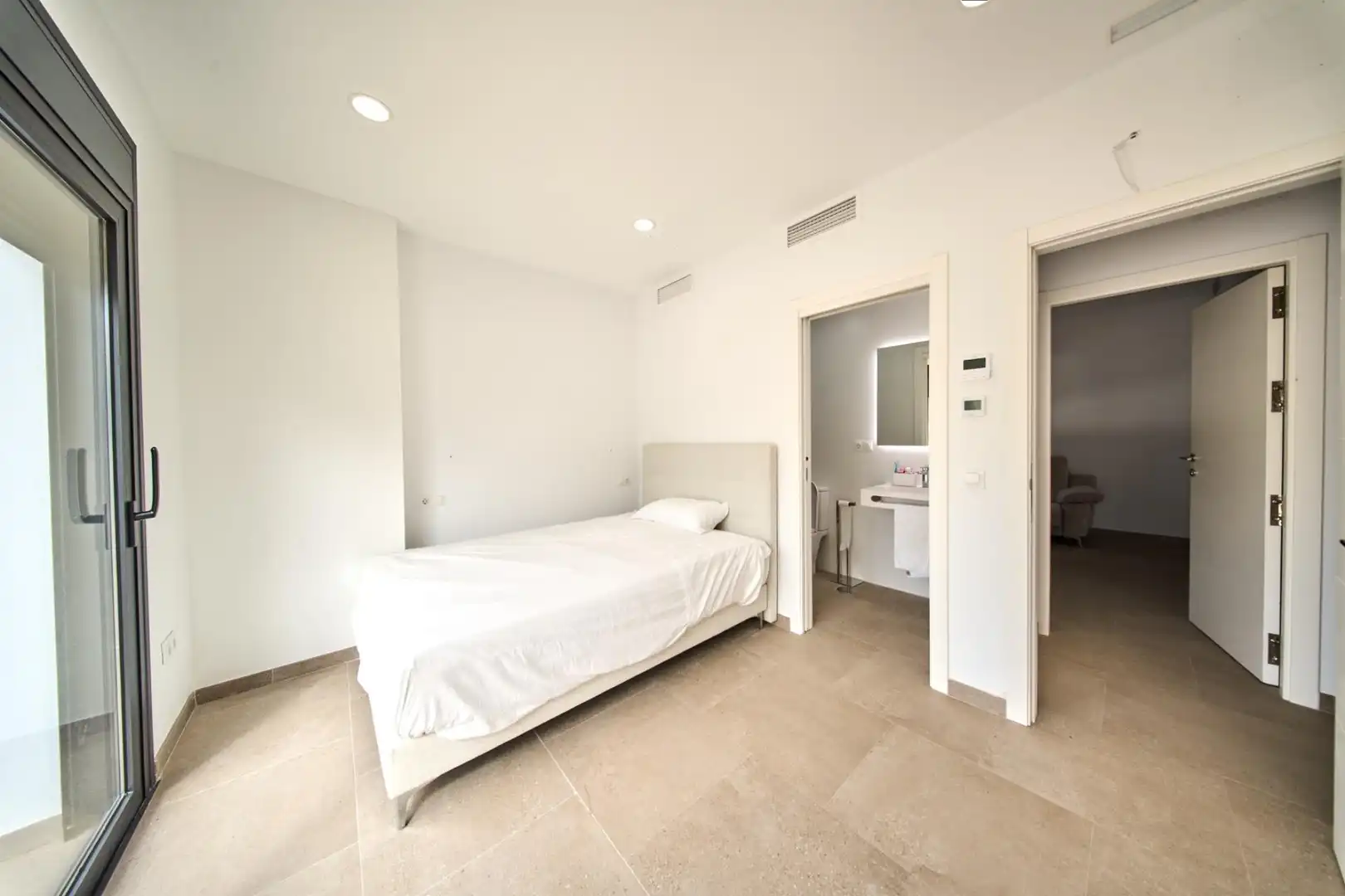 Dormitori de Casa o xalet en venda en Marbella amb Jardí privat, Terrassa i Traster
