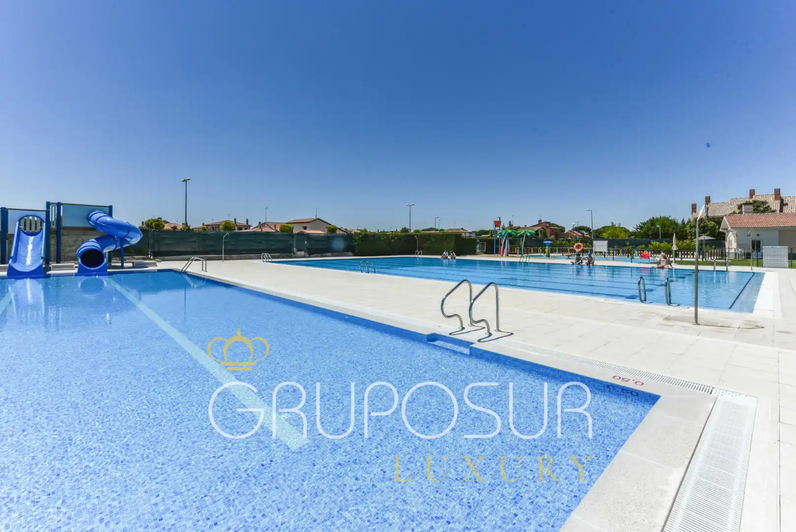 Schwimmbecken von Einfamilien-Reihenhaus zum Verkauf in Aldeamayor de San Martín mit Heizung, Privatgarten und Parkett