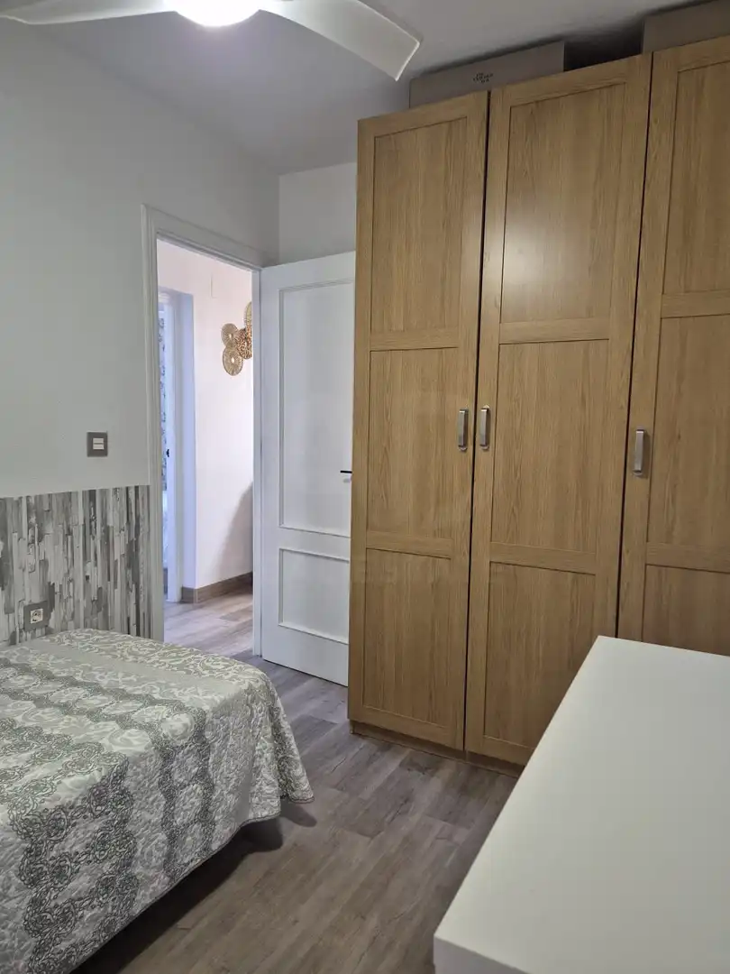 Dormitori de Pis de lloguer en Santa Pola amb Aire condicionat, Calefacció i Terrassa
