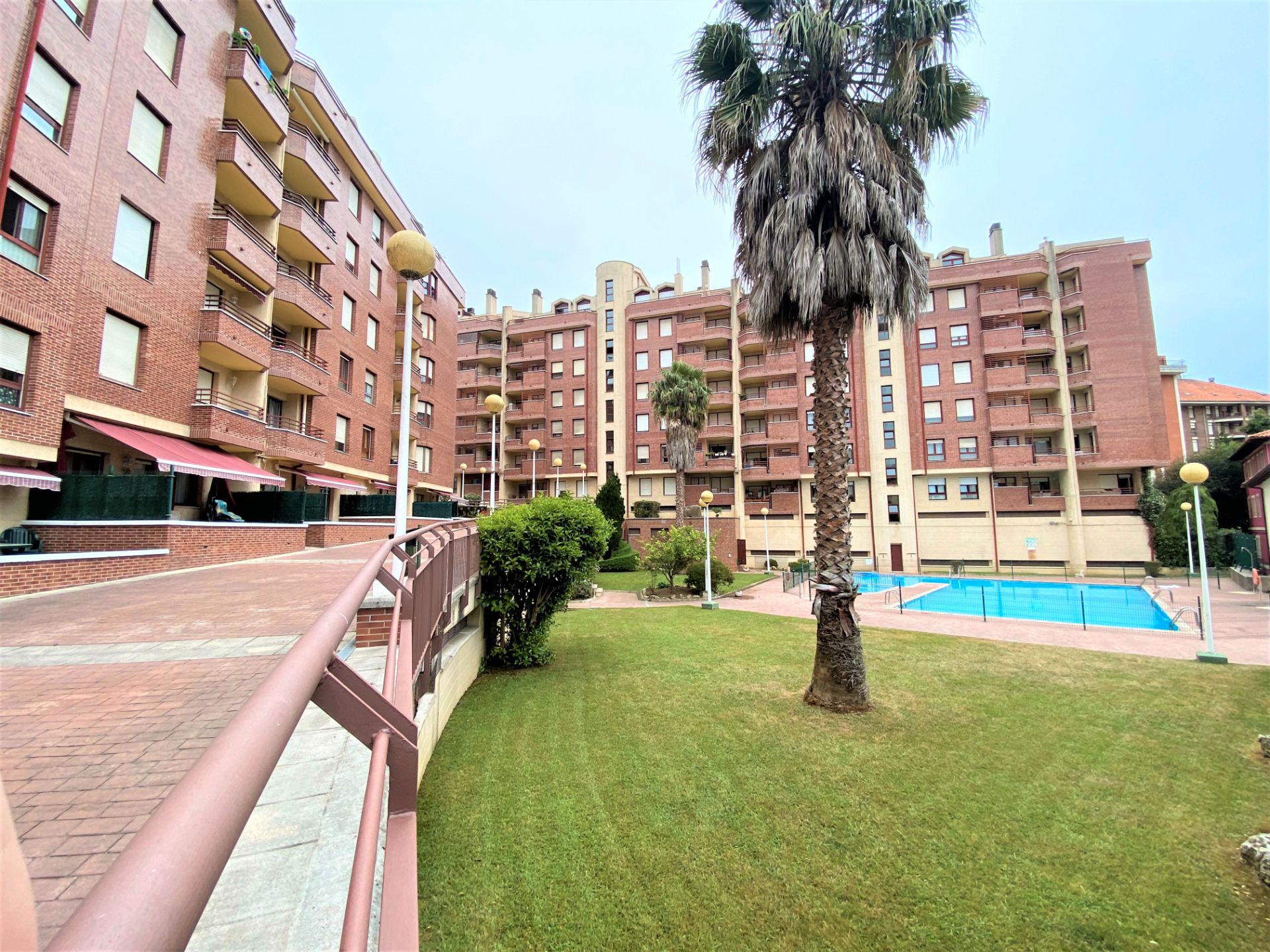 Vista exterior de Àtic en venda en Castro-Urdiales amb Calefacció, Parquet i Terrassa