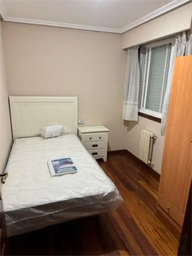 Habitación de Piso de alquiler en Ourense Capital  con Calefacción, Amueblado y Horno
