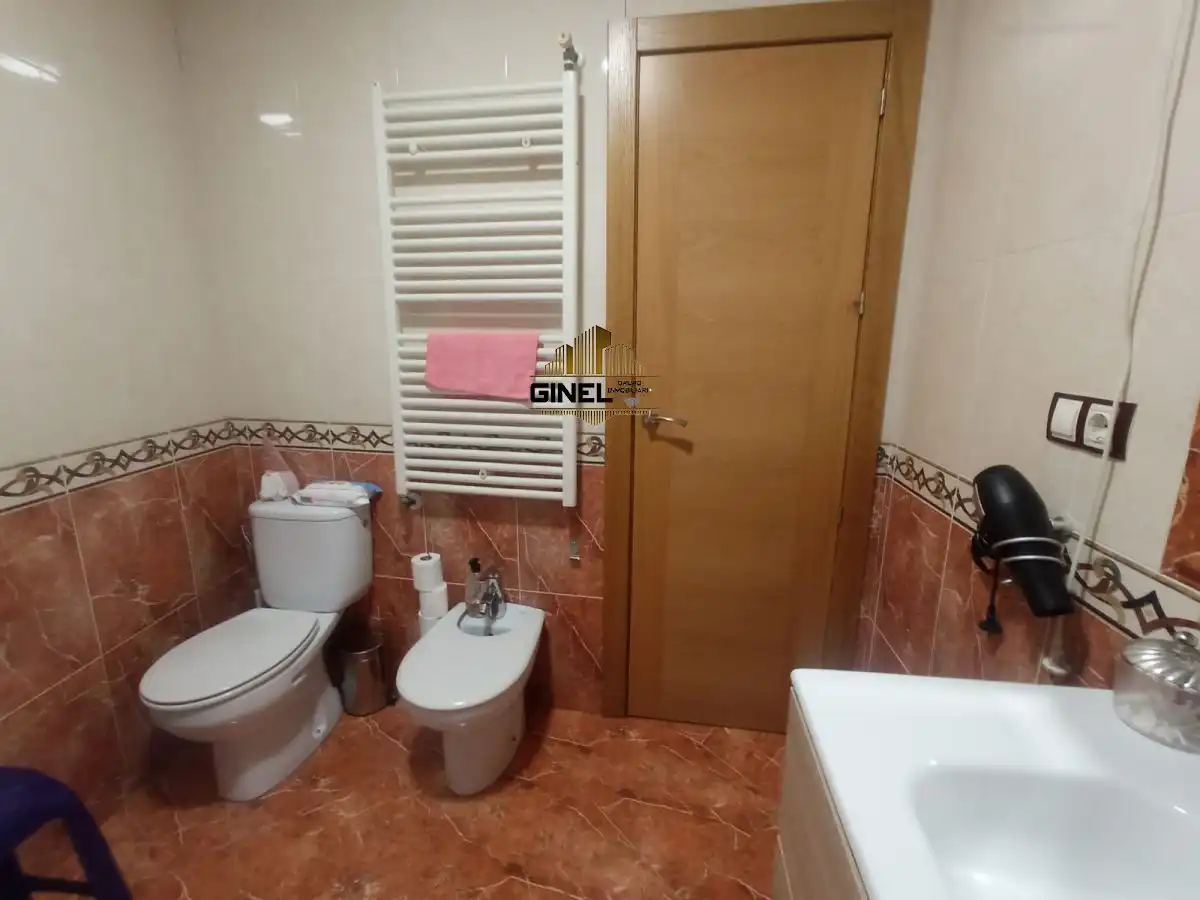Baño de Casa o chalet de alquiler con opción a compra en Jaén con Aire acondicionado, Calefacción y Terraza