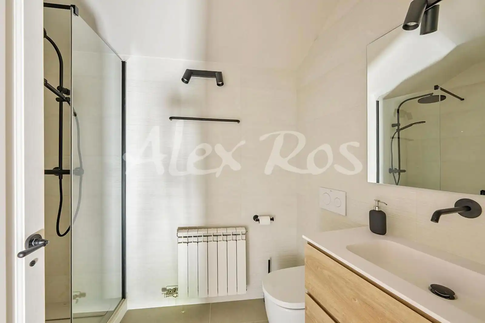Bathroom of Houses for sale in Ger  with Heating and Storage room