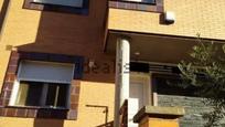 Vista exterior de Casa adosada en venda en Carbajosa de la Sagrada amb Calefacció, Jardí privat i Terrassa