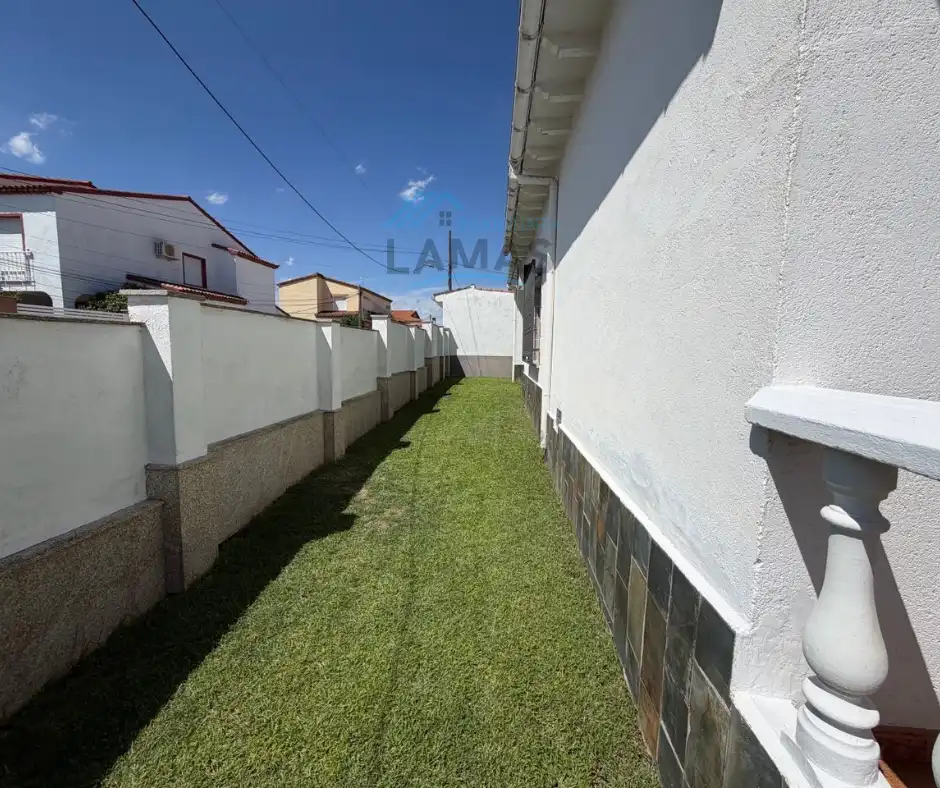 Vista exterior de Casa o xalet en venda en Talayuela amb Aire condicionat, Calefacció i Jardí privat