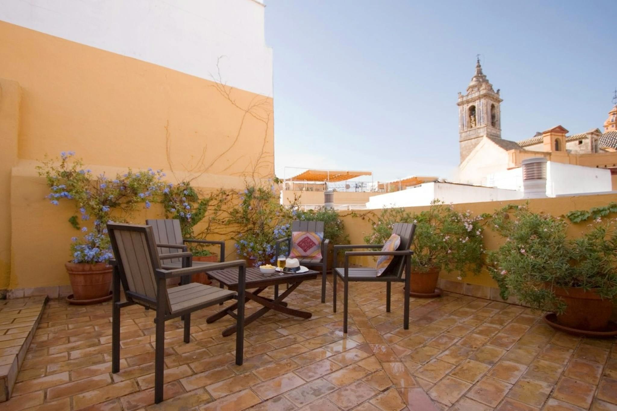 Terrassa de Pis de lloguer en  Sevilla Capital amb Aire condicionat, Jardí privat i Moblat
