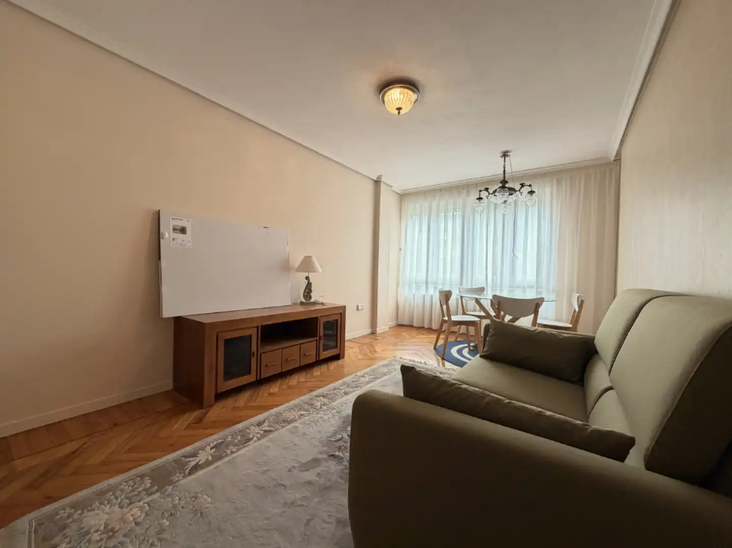 Wohnzimmer von Wohnung zur Miete in Los Corrales de Buelna  mit Heizung, Privatgarten und Parkett