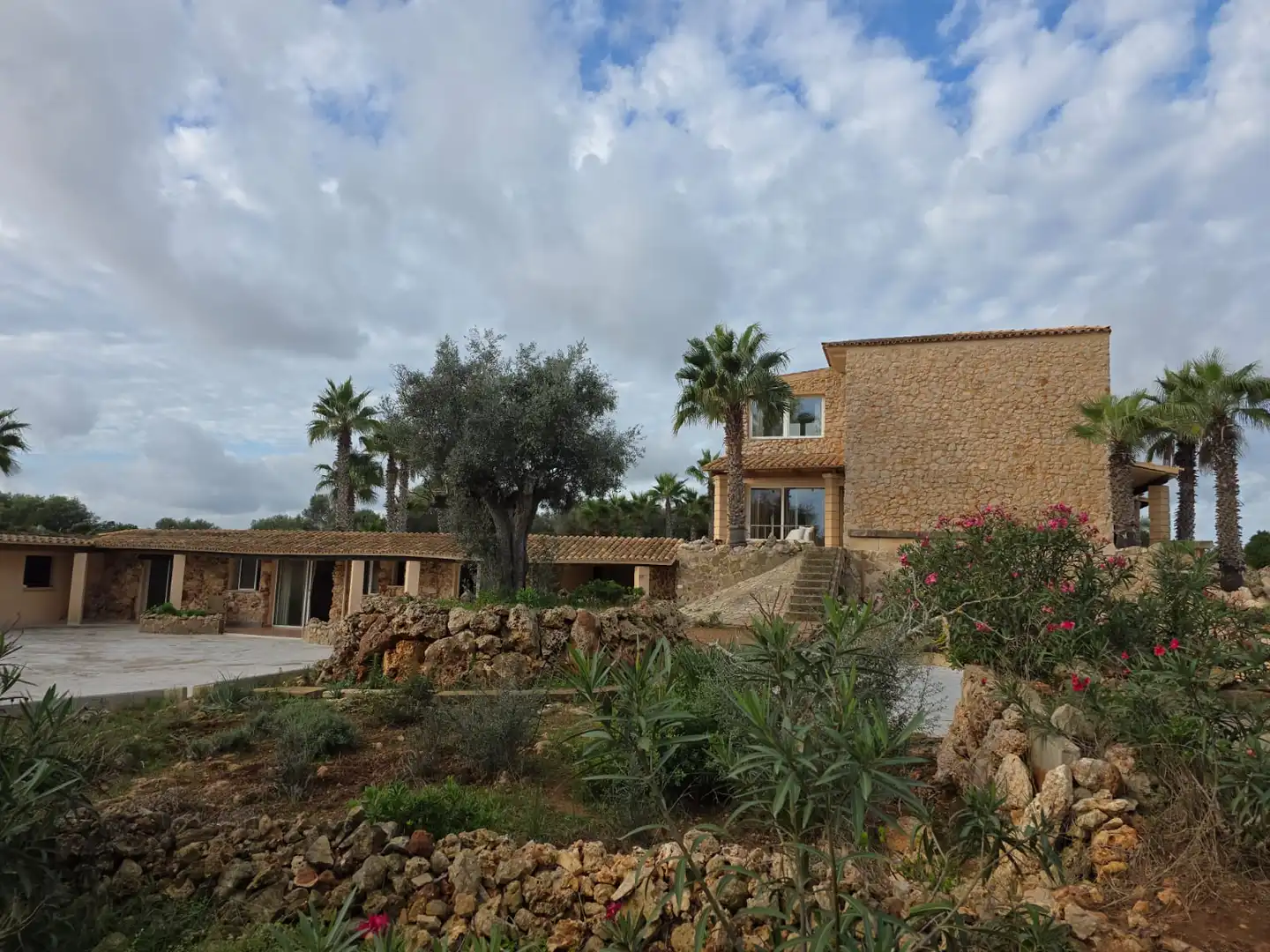 Vista exterior de Finca rústica en venta en Sant Llorenç des Cardassar con Aire acondicionado, Calefacción y Trastero