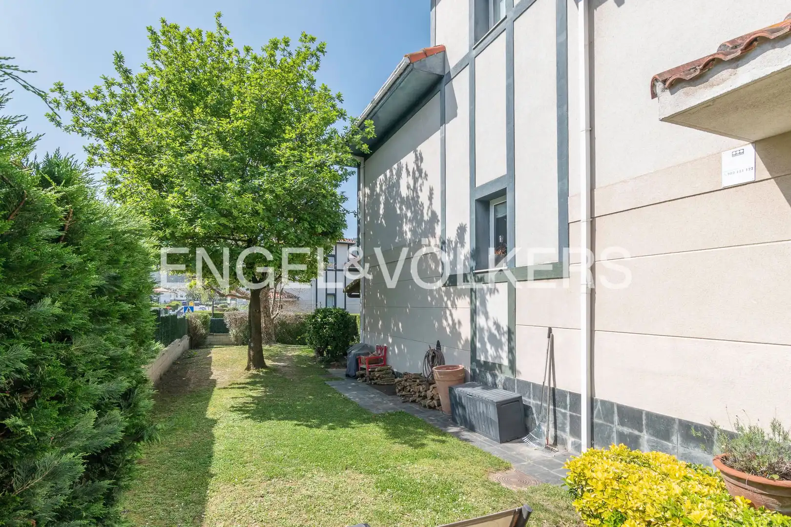 Außenansicht von Einfamilien-Reihenhaus zum Verkauf in Gamiz-Fika mit Heizung, Privatgarten und Terrasse