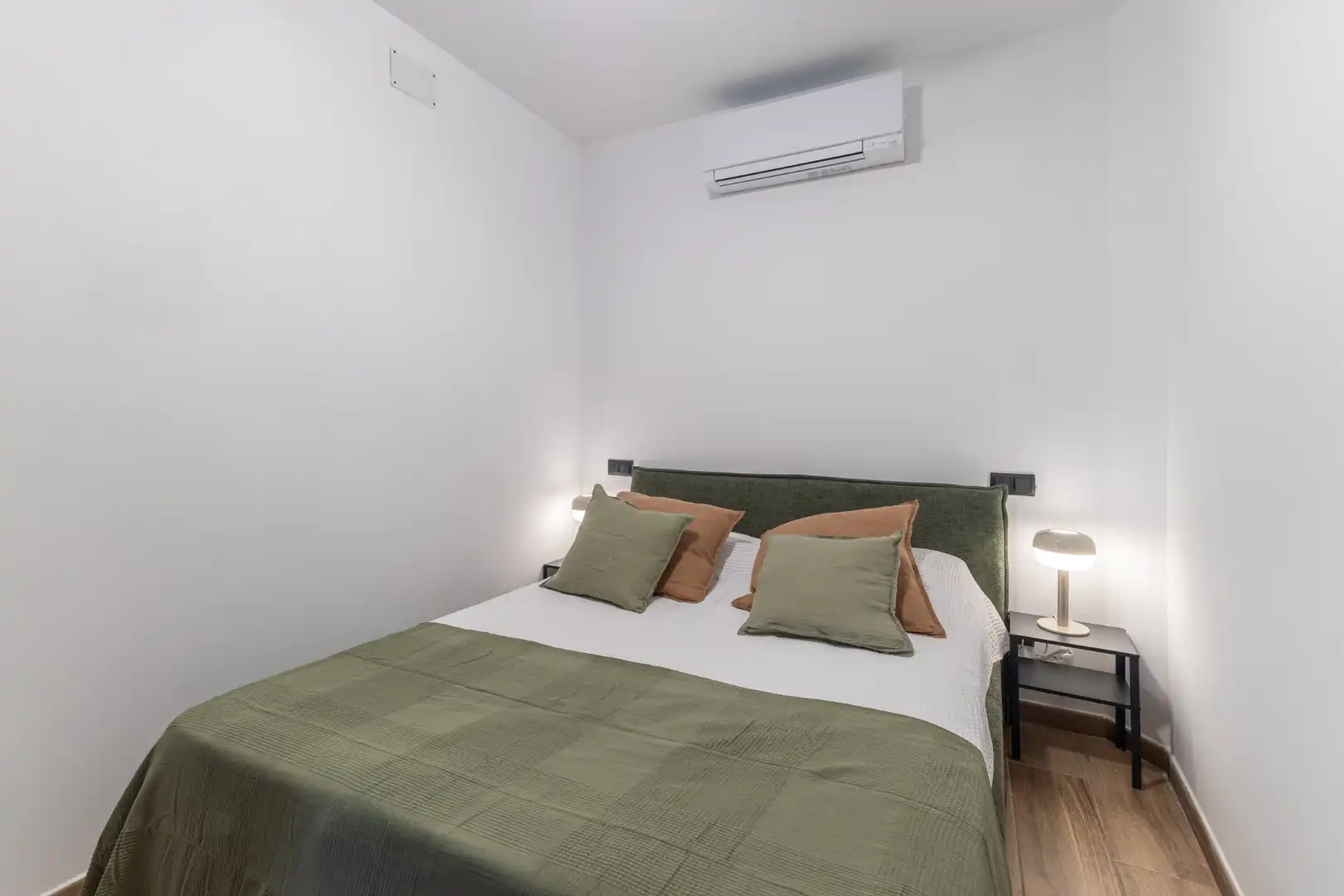 Dormitori de Apartament de lloguer en Madrid amb Aire condicionat, Calefacció i Moblat