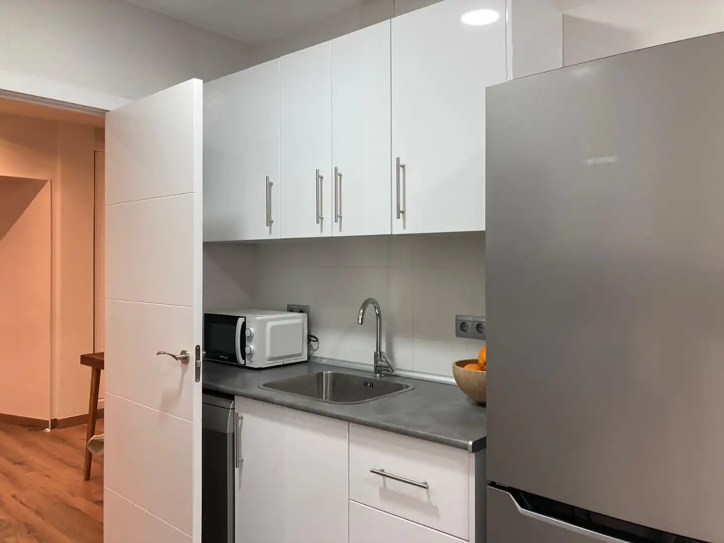 Cuina de Apartament de lloguer en Madrid amb Aire condicionat, Calefacció i Moblat