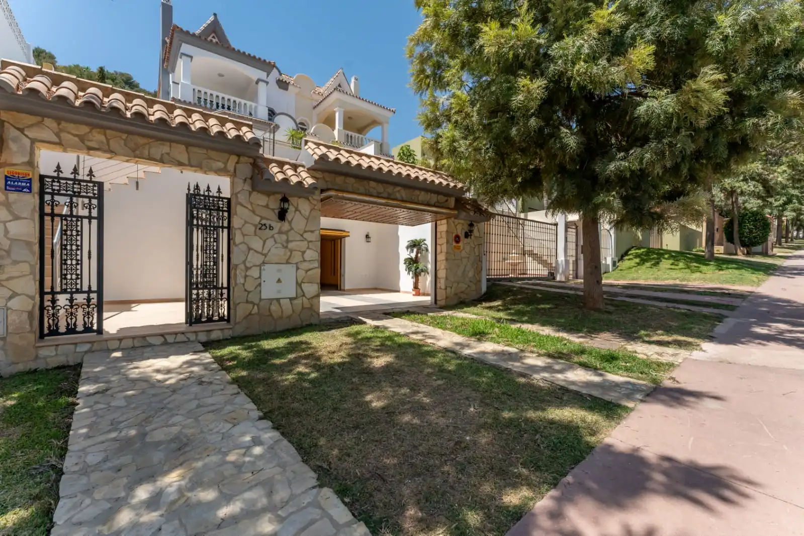 Vista exterior de Casa adosada de alquiler en Benalmádena con Aire acondicionado, Terraza y Trastero
