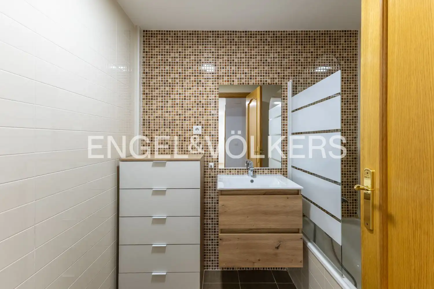Baño de Ático de alquiler en Rafelbuñol / Rafelbunyol con Aire acondicionado, Calefacción y Jardín privado