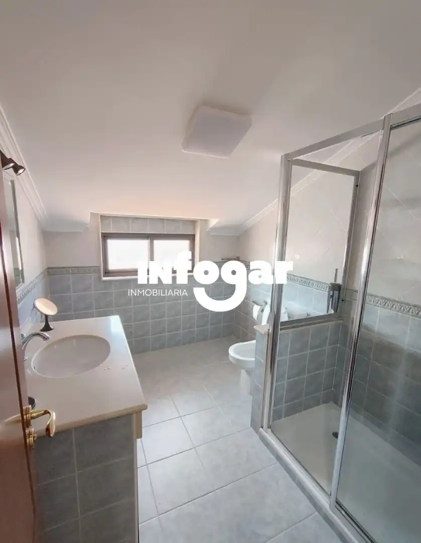 Baño de Ático de alquiler en O Rosal   con Calefacción, Parquet y Terraza
