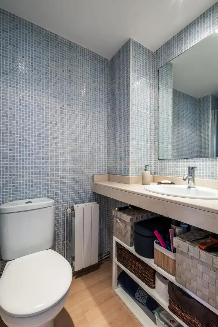 Badezimmer von Einfamilien-Reihenhaus zum Verkauf in Sant Joan Despí mit Klimaanlage und Balkon