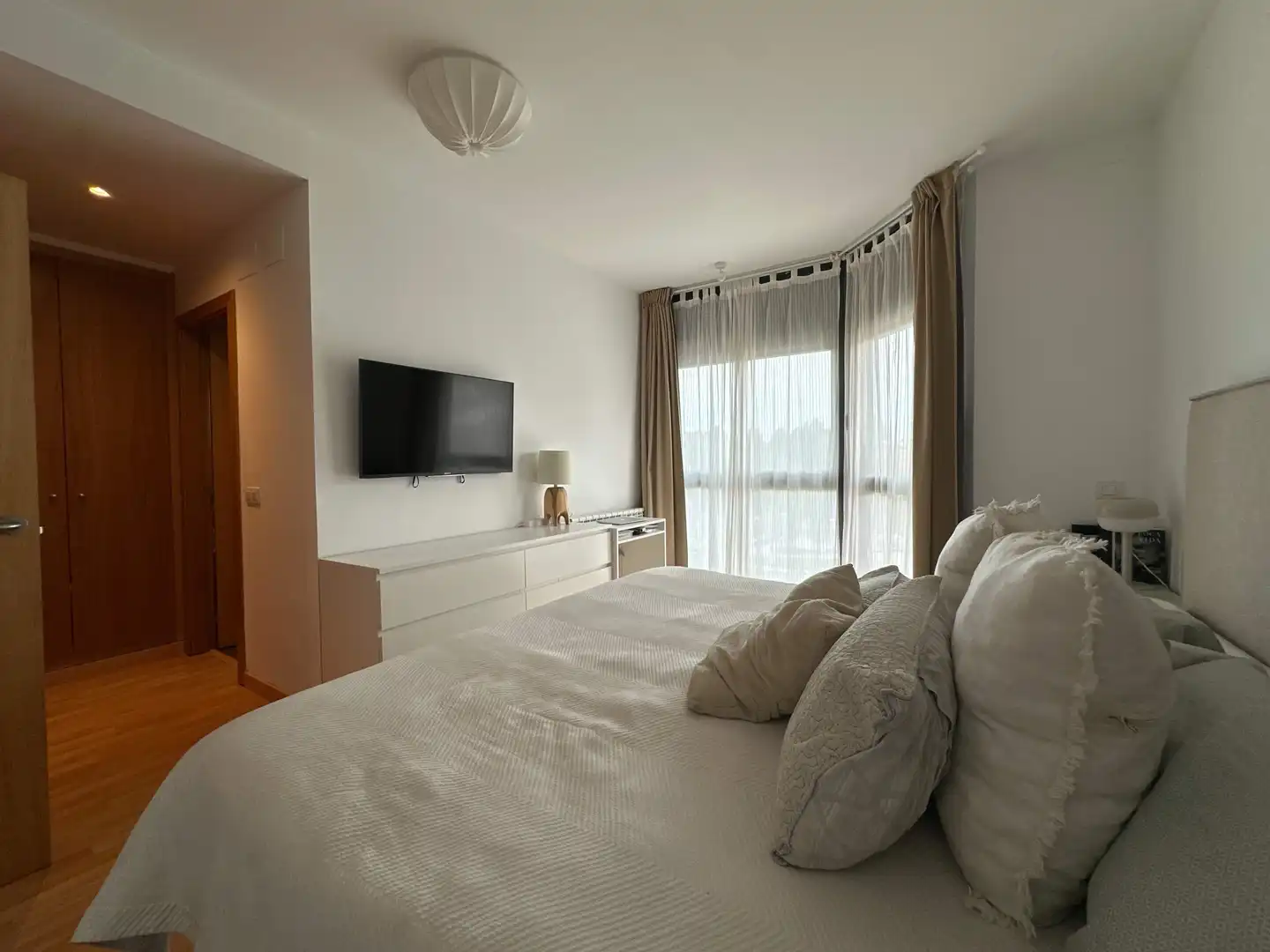 Schlafzimmer von Einfamilien-Reihenhaus zum Verkauf in Sant Esteve Sesrovires mit Klimaanlage, Heizung und Privatgarten