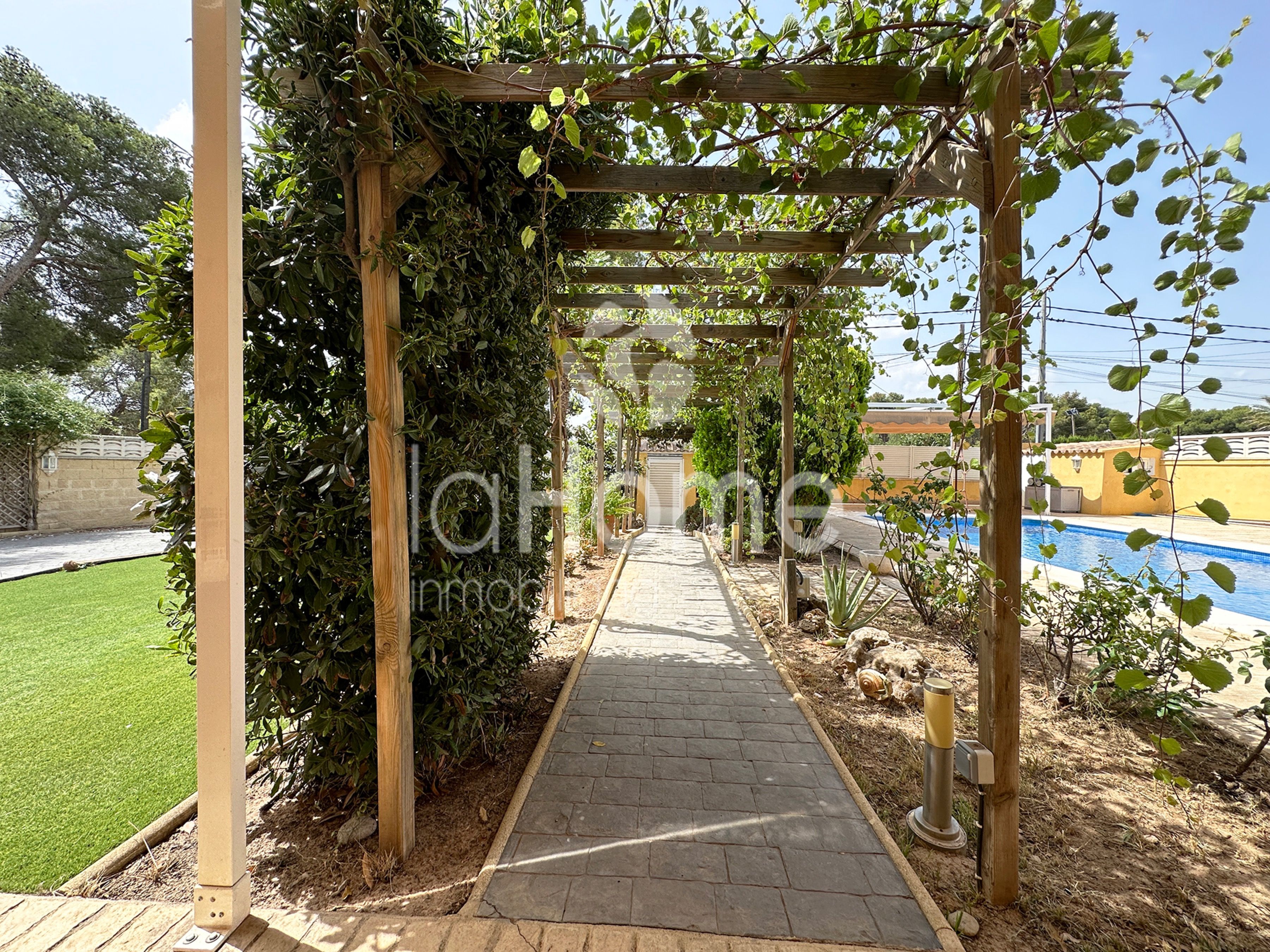 Vista exterior de Casa o xalet en venda en Paterna amb Aire condicionat, Calefacció i Jardí privat