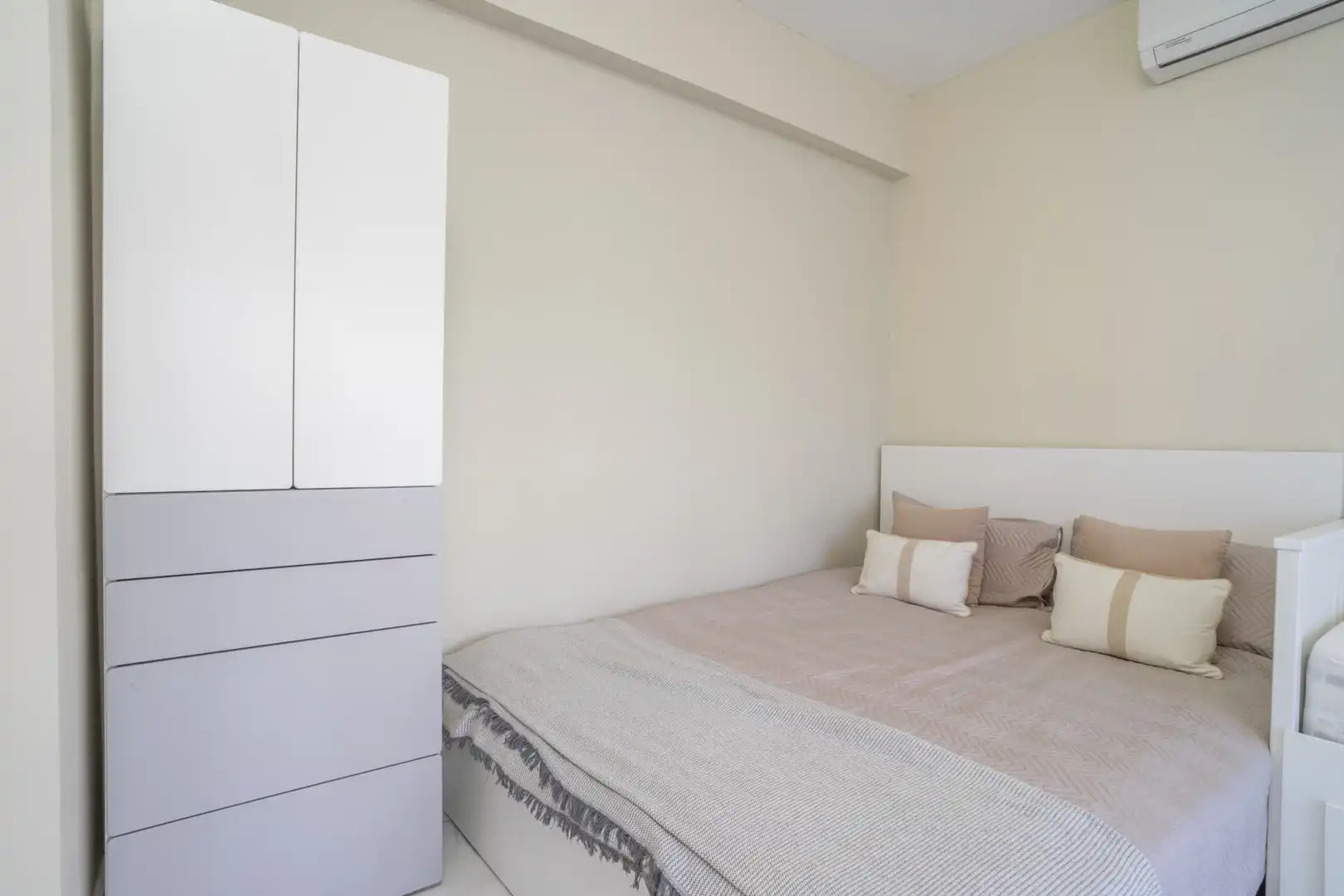 Habitación de Planta baja en venta en Marbella con Aire acondicionado, Terraza y Piscina