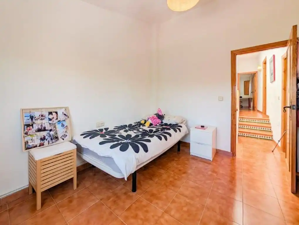 Dormitori de Casa o xalet en venda en Jun amb Calefacció i Terrassa