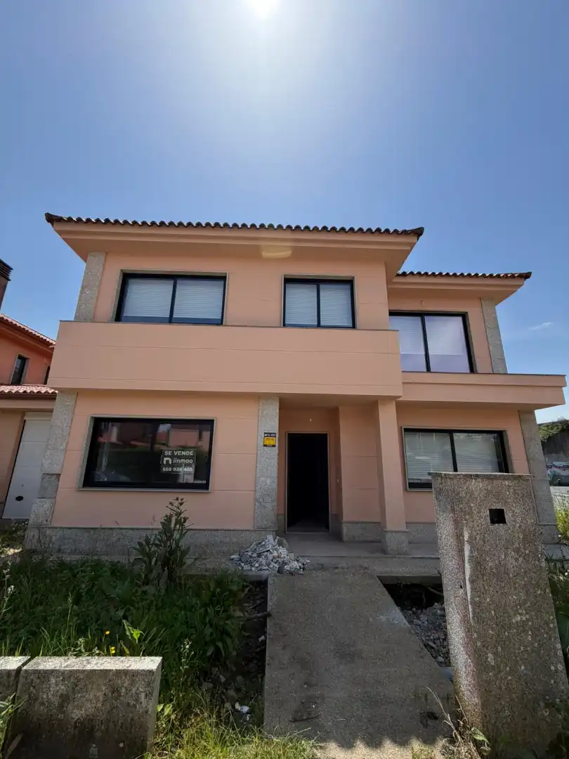Vista exterior de Casa adosada en venda en Ferrol amb Jardí privat, Parquet i Balcó
