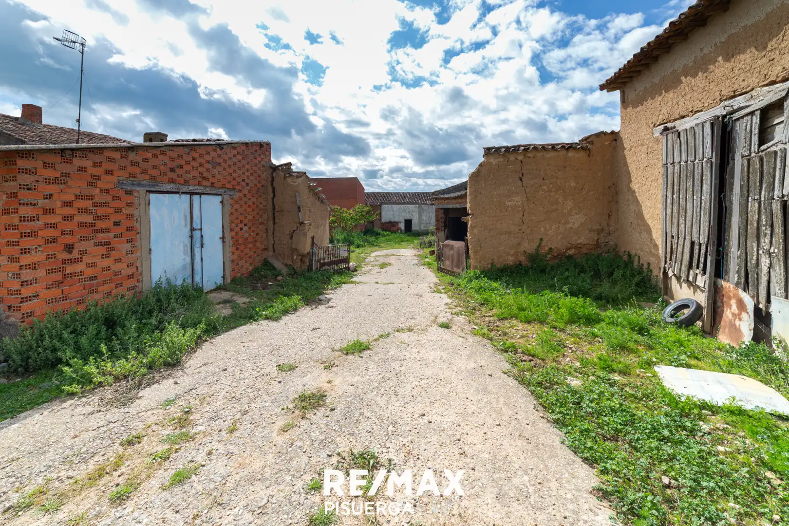 Houses for sale in Tordehumos  with Private garden, Terrace and Storage room
