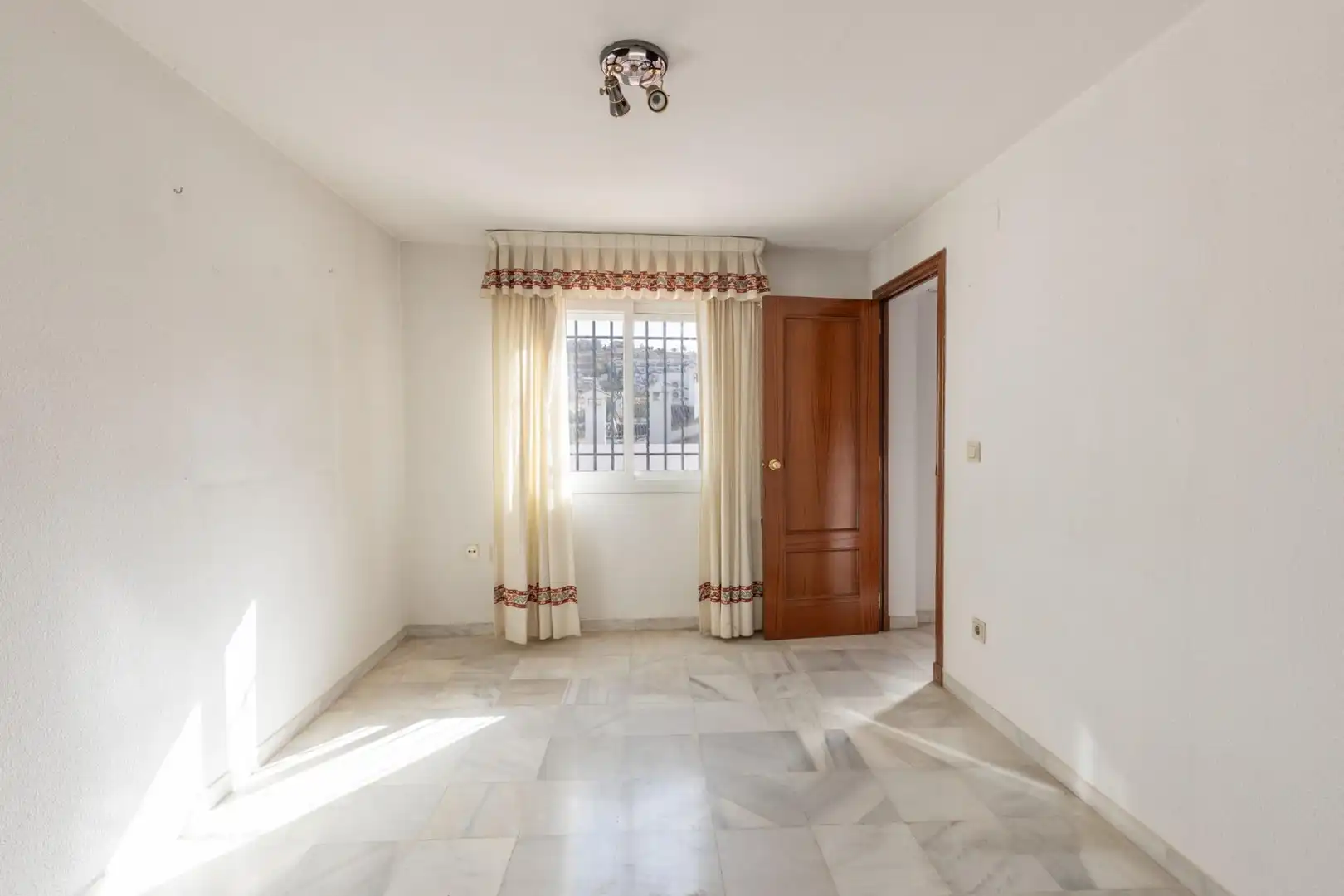 Casa adosada en venta en Granada con Calefacción, Terraza y Trastero