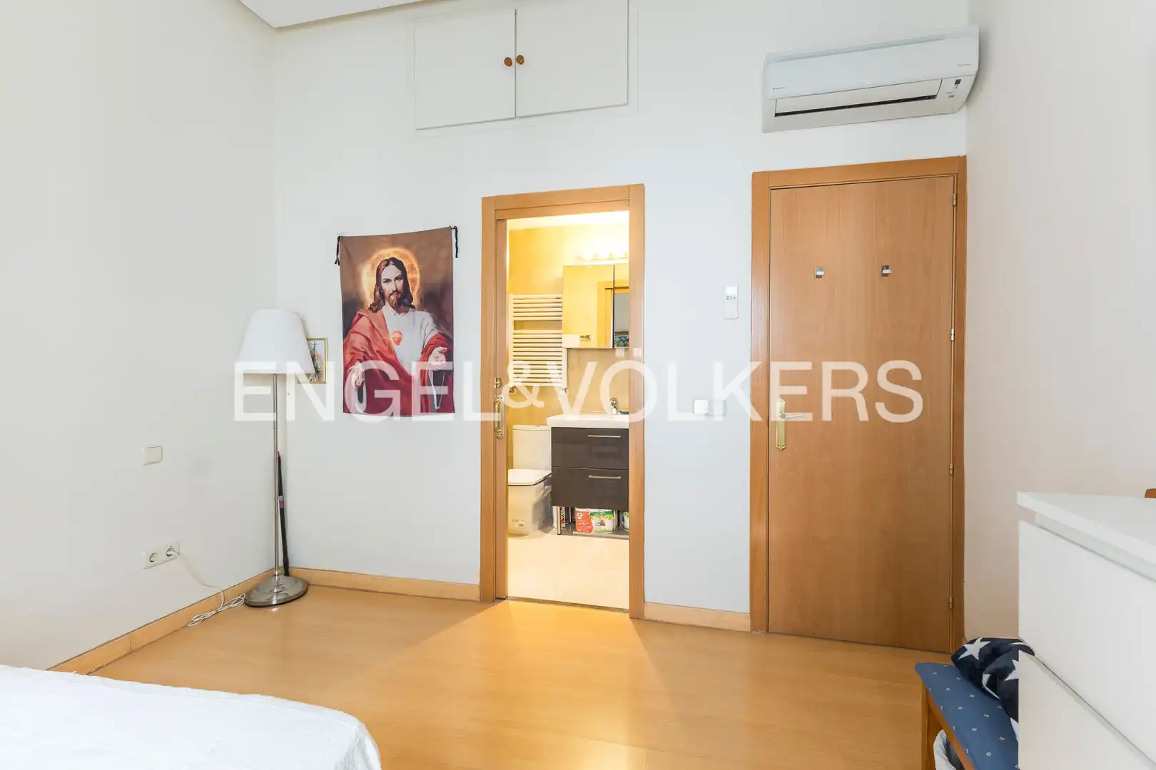 Dormitori de Apartament de lloguer en Madrid amb Aire condicionat i Calefacció
