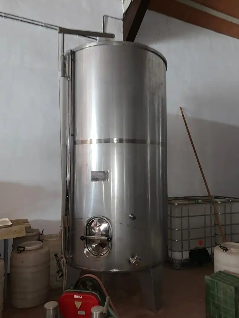 Außenansicht von Fabrikhallen zum Verkauf in El Villar de Arnedo mit Heizung und Alarm
