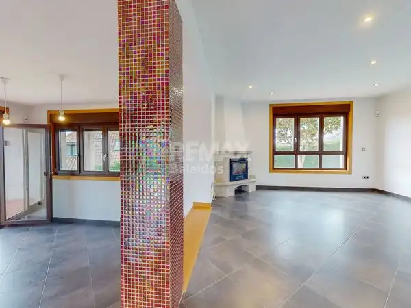 Sala d'estar de Casa o xalet en venda en Vigo  amb Calefacció, Jardí privat i Terrassa