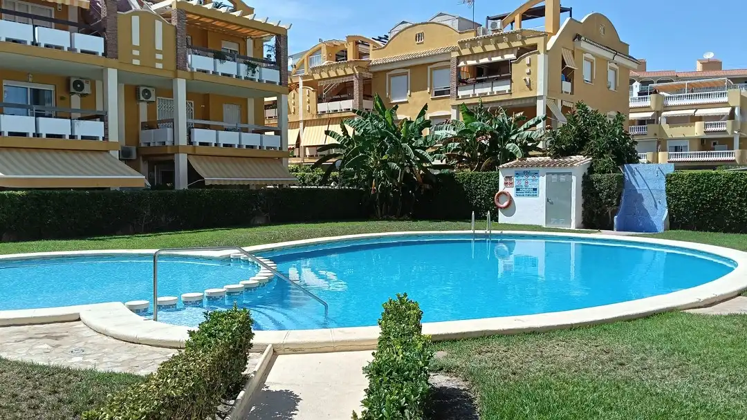 Schwimmbecken von Wohnungen zum Verkauf in Xeraco mit Klimaanlage, Privatgarten und Terrasse
