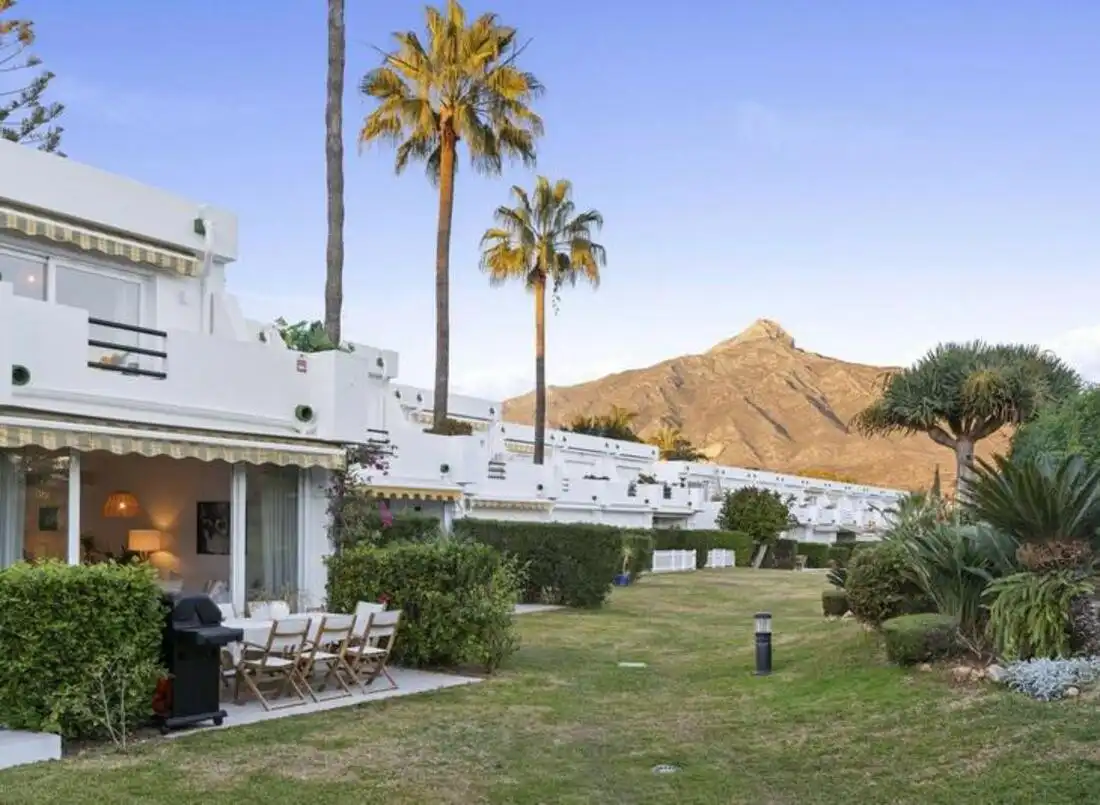 Außenansicht von Einfamilien-Reihenhaus zum Verkauf in Marbella mit Klimaanlage, Terrasse und Balkon