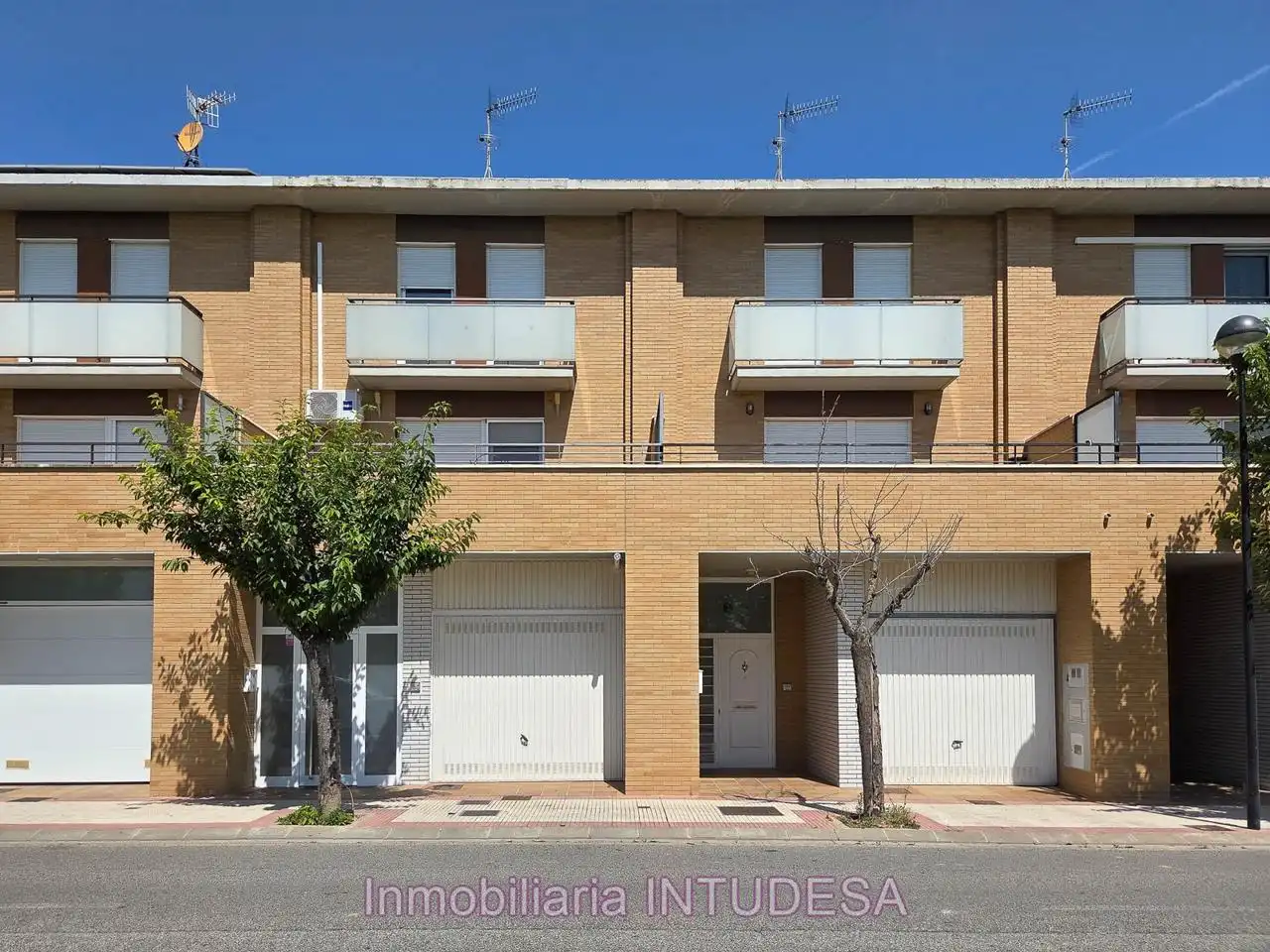 Vista exterior de Casa adosada en venta en Murchante con Calefacción, Jardín privado y Parquet