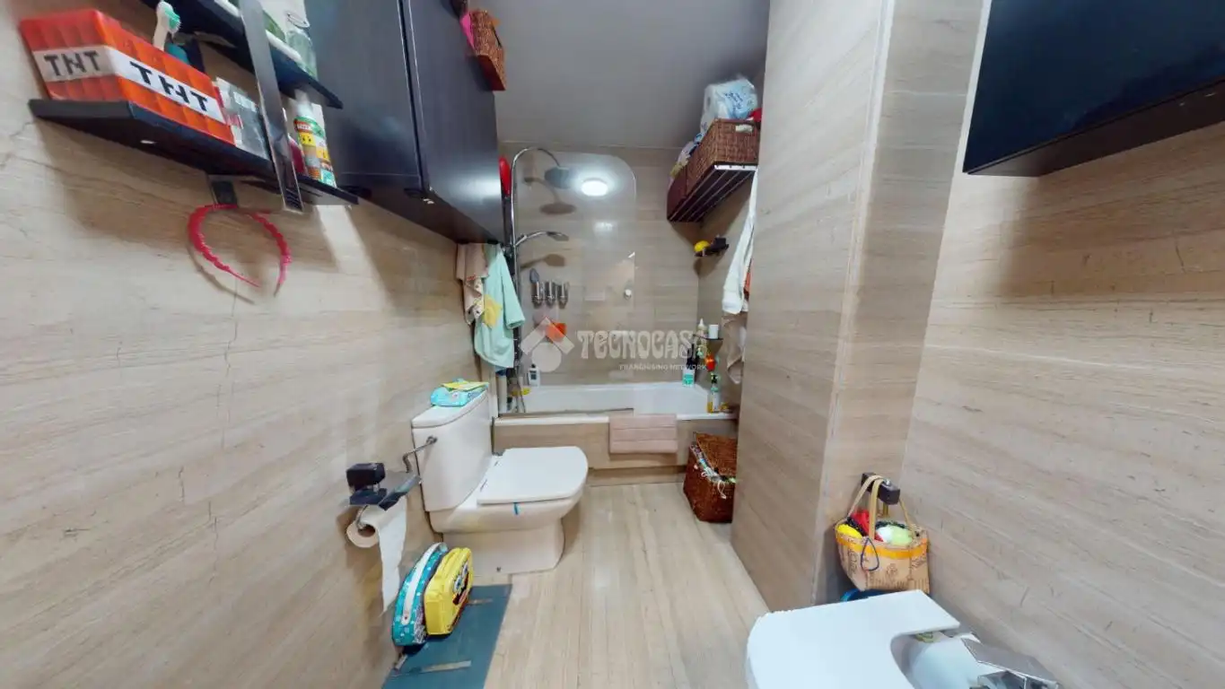 Bathroom of Flat for sale in Madrid  with Air Conditioner, Heating and Storage room