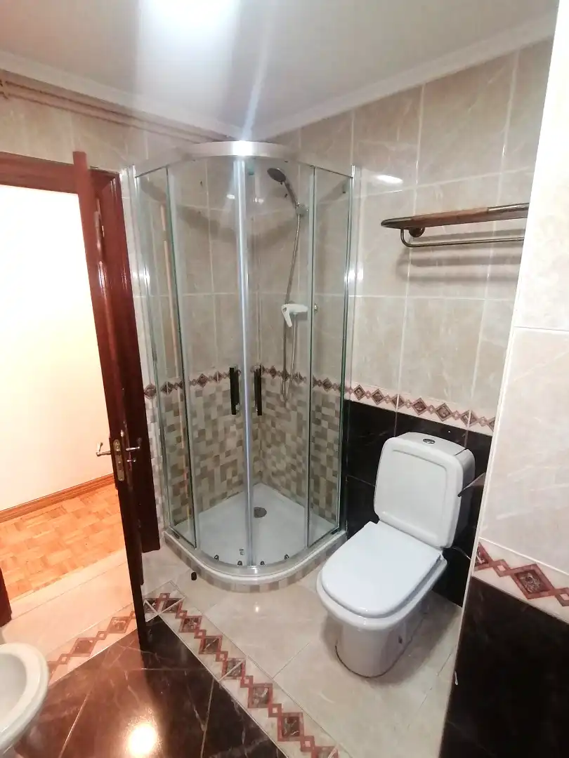 Badezimmer von Wohnung zur Miete in Gijón  mit Heizung, Parkett und Terrasse