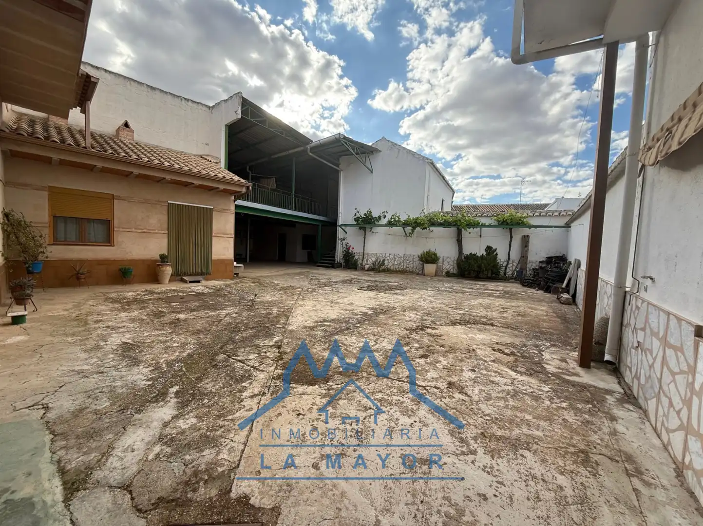 Vista exterior de Casa o xalet en venda en Almagro amb Jardí privat, Terrassa i Traster