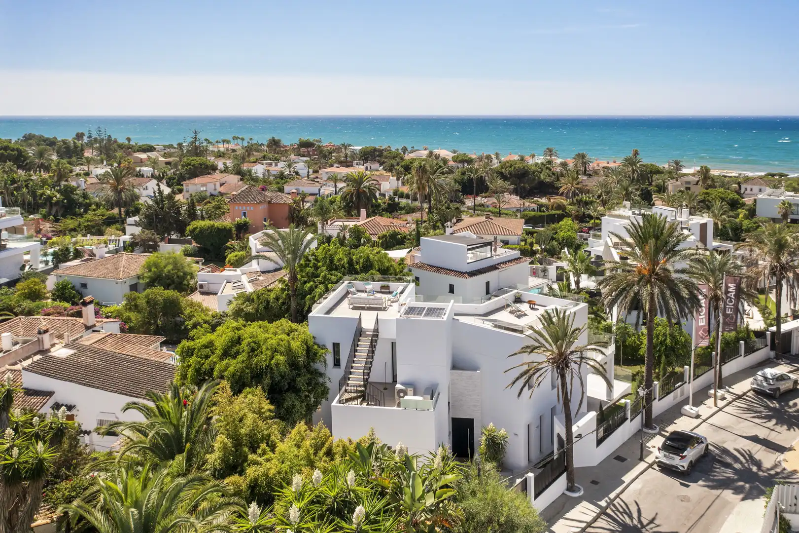 Vista exterior de Casa o xalet en venda en Marbella amb Aire condicionat, Jardí privat i Terrassa