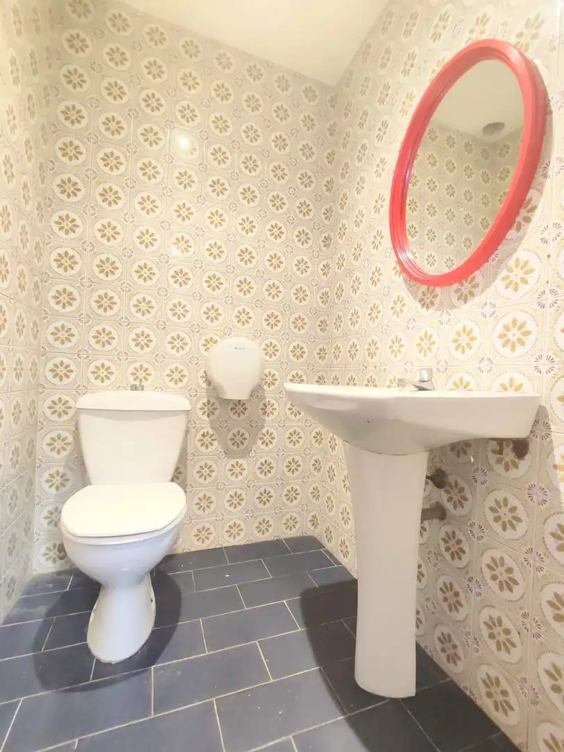 Badezimmer von Geschaftsraum zum Verkauf in Cervera del Río Alhama mit Möbliert